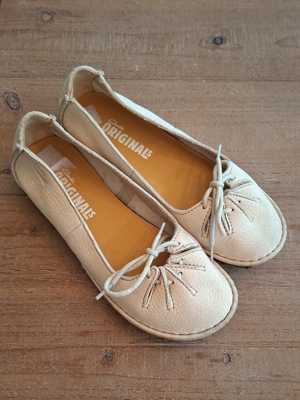 Clarks Originals Ivory Super Soft Leather Lace-up Ballet Flats (UK 5/US 7-7.5)